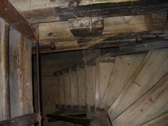 Eine steile Holztreppe